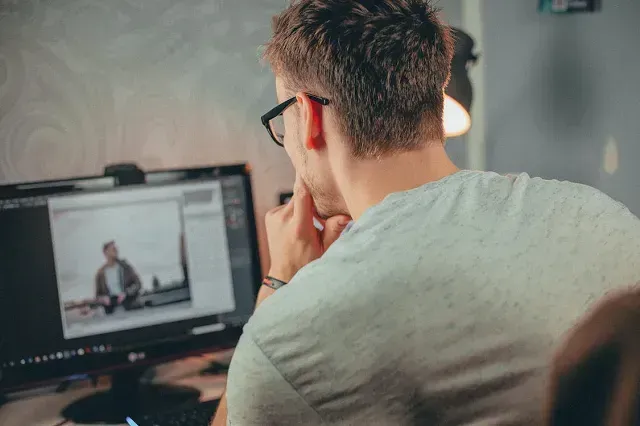 Person reviewing push notification services on a PC